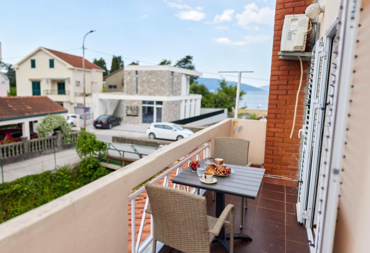 Waikiki Beach House Villa Tivat Eksteriør bilde