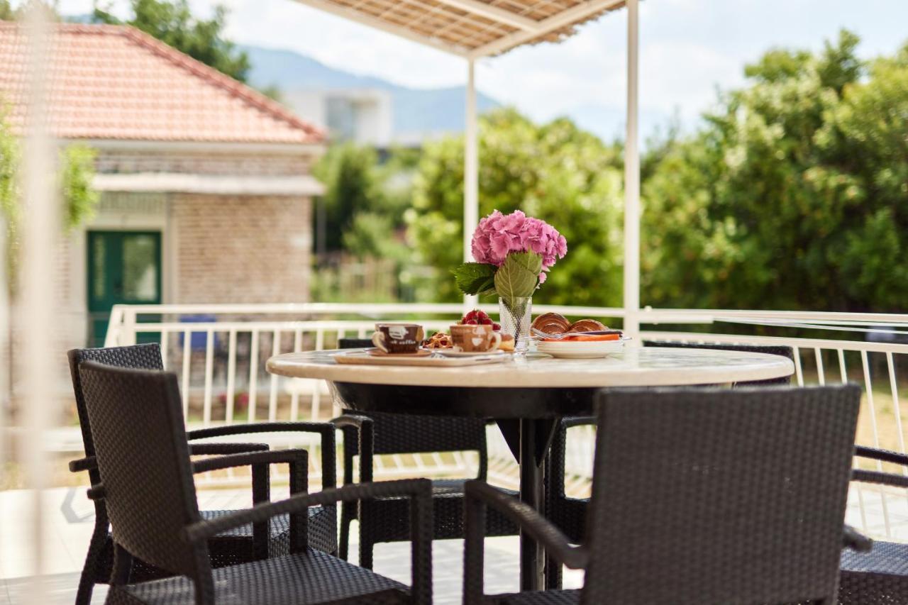 Waikiki Beach House Villa Tivat Eksteriør bilde