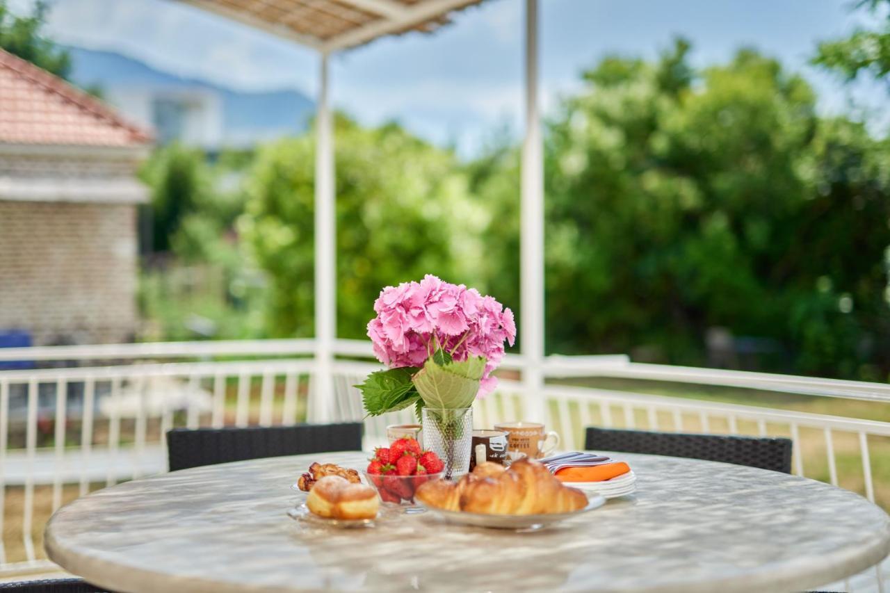 Waikiki Beach House Villa Tivat Eksteriør bilde