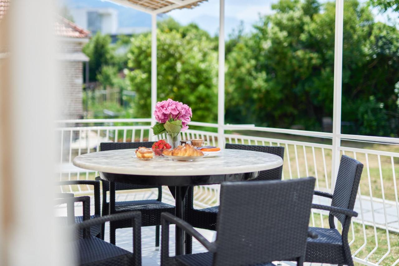 Waikiki Beach House Villa Tivat Eksteriør bilde