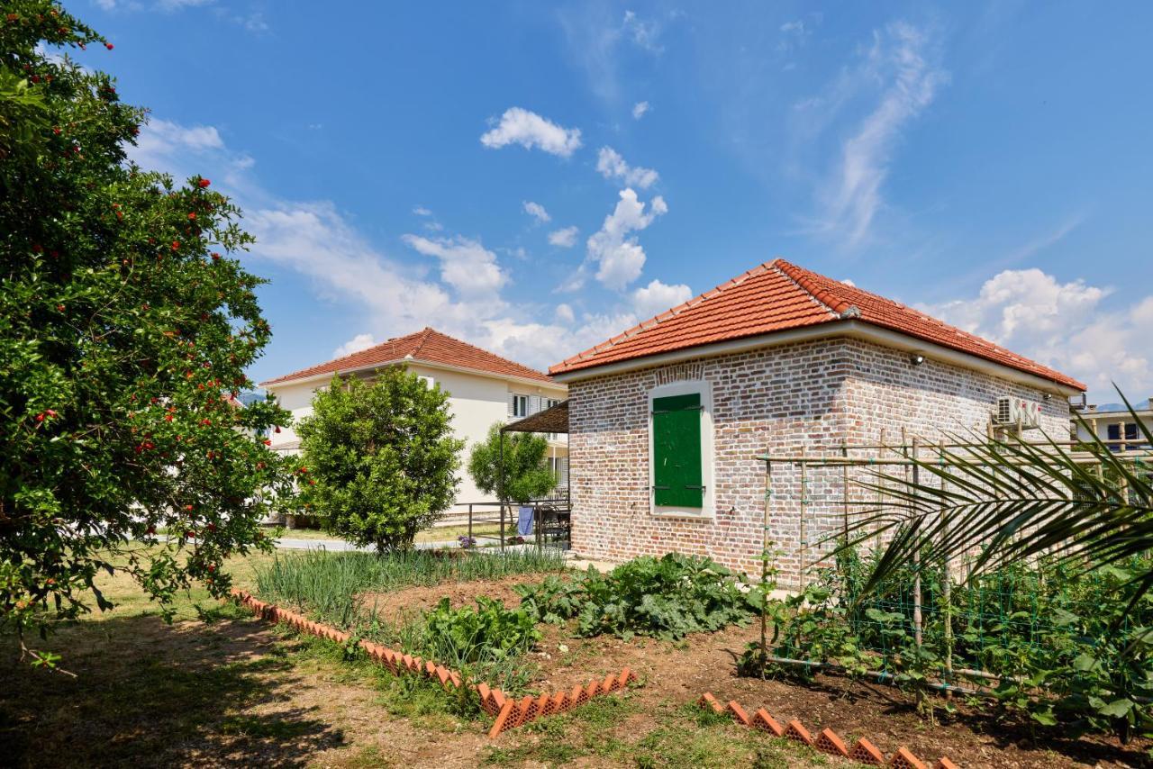 Waikiki Beach House Villa Tivat Eksteriør bilde